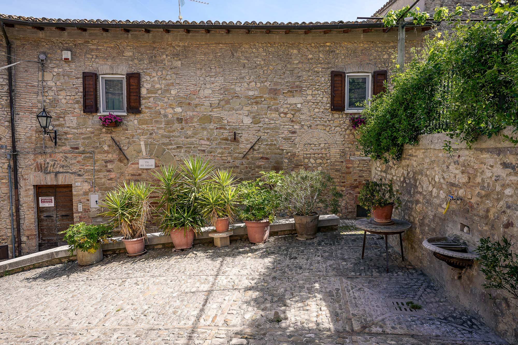 Montefalco: Medieval Charm and Red Wine Splendor — photo 5